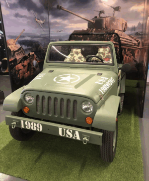 2516. Miniatura Jeep militar RG08