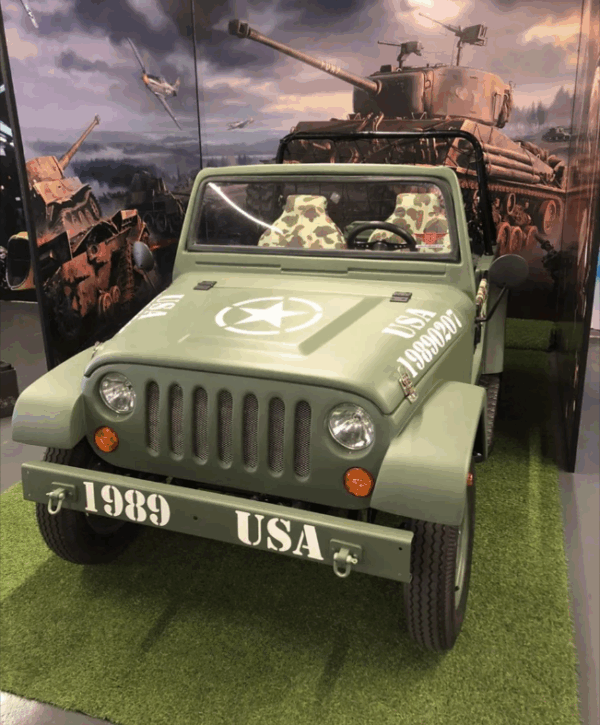 2516. Miniatura Jeep militar RG08